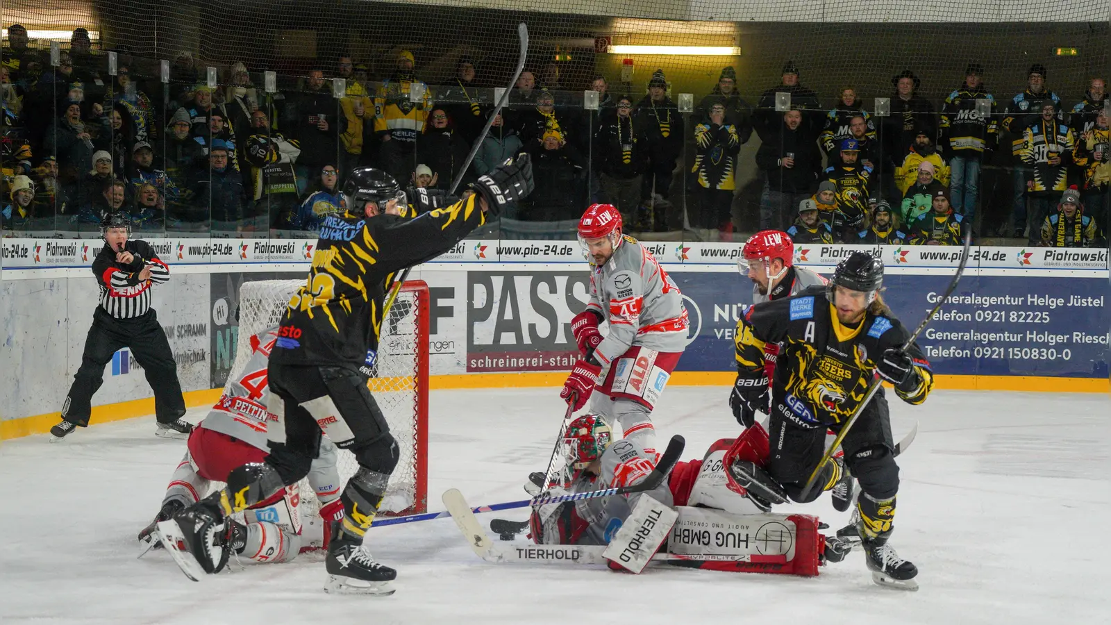 Auch in der kommenden Saison hofft Vize-Kapitän Sam Verelst (rechts) nach seiner Vertragsverlängerung Tore für die onesto Tigers wie hier im Heimspiel gegen den EC Peiting bejubeln zu können. (Foto: Archiv/sd)