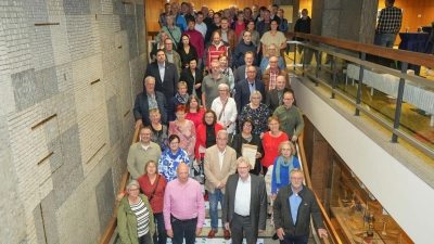 Zahlreiche Männer und Frauen wurden für ihr ehrenamtliches Engagement als Wahlhelfer im Neuen Rathaus ausgezeichnet. (Foto: Stadt Bayreuth)