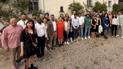 Eine Gruppe von Humboldt-Stipendiaten aus aller Welt besuchte Schloss Goldkronach und stellte sich auf zum gemeinsamen Foto an der Humboldt-Büste des mittlerweile verstorbenen Künstlers Hans Dressel &nbsp;aus Forchheim (Foto: Alexander von Humboldt-Kulturforum Franken e. V.)