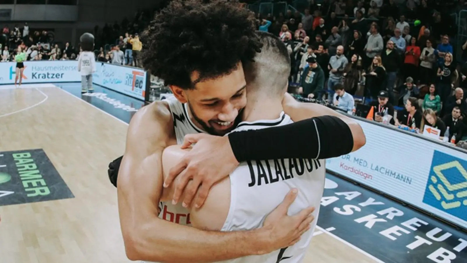 Pure Freunde nach dem Sieg gegen Düsseldorf: Selim Fofana (links) und Philip Jalalpoor (rechts). Wiederholung am Mittwochabend gegen Jena nicht ausgeschlossen. (Foto: Ochsenfoto.de)
