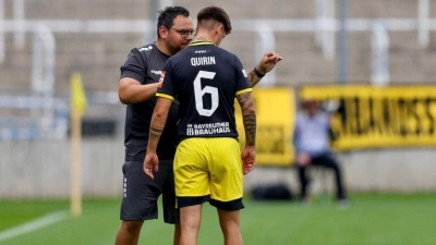 Altstadt-Torwarttrainer Fabian Kolb (links, hier im Gespräch mit Lukas Quirin) verlässt die SpVgg Bayreuth zum Saisonende. (Foto: SpVgg Bayreuth/Michael Ott)