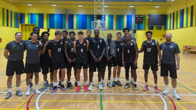 Das Team des BBC mit Headcoach Florian Wedell (rechts) nach dem heutigen 101:68-Testspielsieg gegen Srsni Pisek beim Trainingslager in Pilsen. (Foto: BBC Bayreuth)