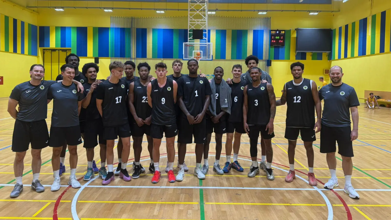 Das Team des BBC mit Headcoach Florian Wedell (rechts) nach dem heutigen 101:68-Testspielsieg gegen Srsni Pisek beim Trainingslager in Pilsen. (Foto: BBC Bayreuth)