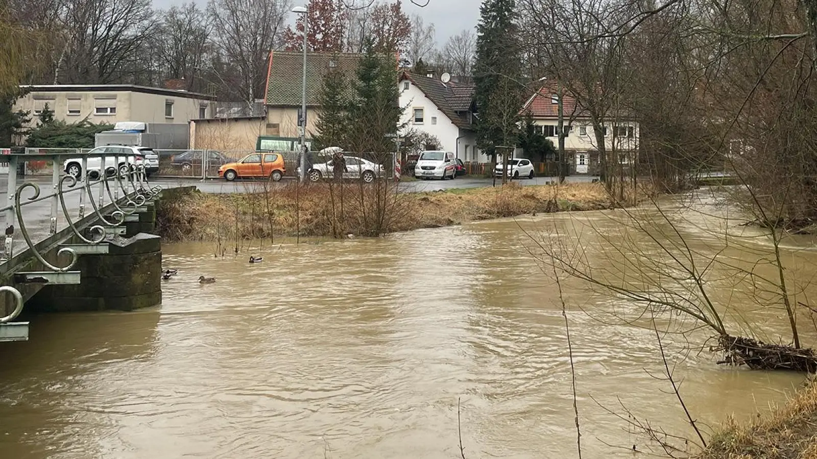 Die Mistel in der St.-Nikolaus-Straße am Freitagvormittag. Wenige Meter weiter ist der Fuß- und Radweg durch eine Sperre unterbrochen. (Foto: Munzert)