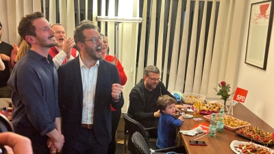 Der neue Oberbürgermeister Andreas Zippel (Mitte) bejubelte zusammen mit seinen Anhängern im Bayreuther SPD-Parteibüro seinen Wahlsieg. (Foto: jm)