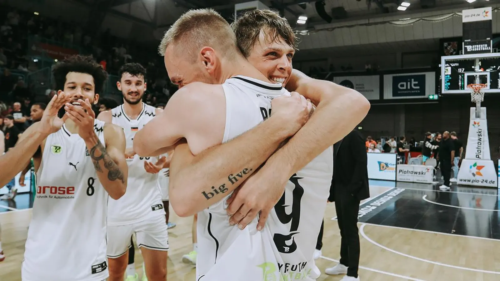 Marco Rahn (Rückennummer 9) und Lenny Liedtke (dahinter): Beide haben einen deutschen Pass und Vertrag auch für die Spielzeit 2024/25.  (Foto: jle)