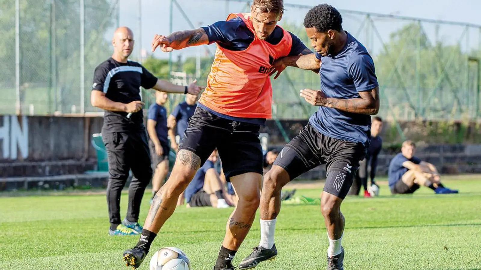 Die beiden Altstädter Neuzugänge Sascha Marinkovic und Kodjovi Koussou (rechts) im Trainingsduell. Links beobachtet Trainer Timo Rost. (Foto: Foto: Peter Glaser)