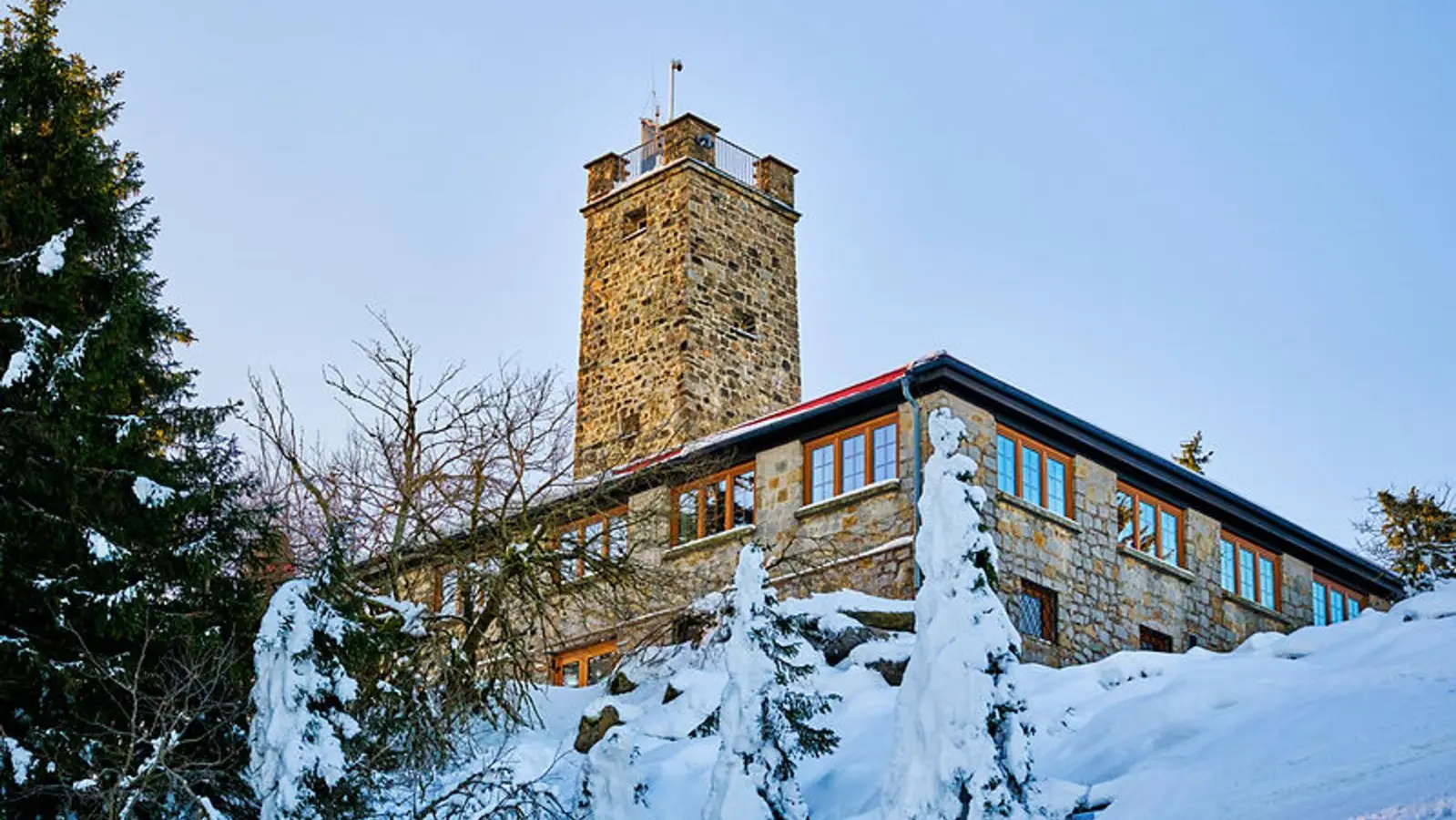 Ab Freitag ist die Asenturm-Gaststätte am Ochsenkopf unter dem neuen Namen „Ochsenkopf Hüttn am Asenturm“ wieder geöffnet (Foto: red)