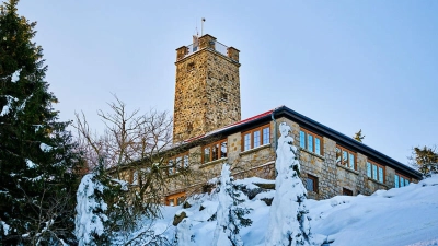 Ab Freitag ist die Asenturm-Gaststätte am Ochsenkopf unter dem neuen Namen „Ochsenkopf Hüttn am Asenturm“ wieder geöffnet (Foto: red)