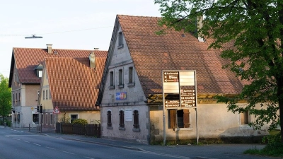 Das Gebäude Bad Bernecker Straße 1 in Bindlach ist von zwei recht ramponierten Häusern noch das besser erhaltene. (Foto: red)