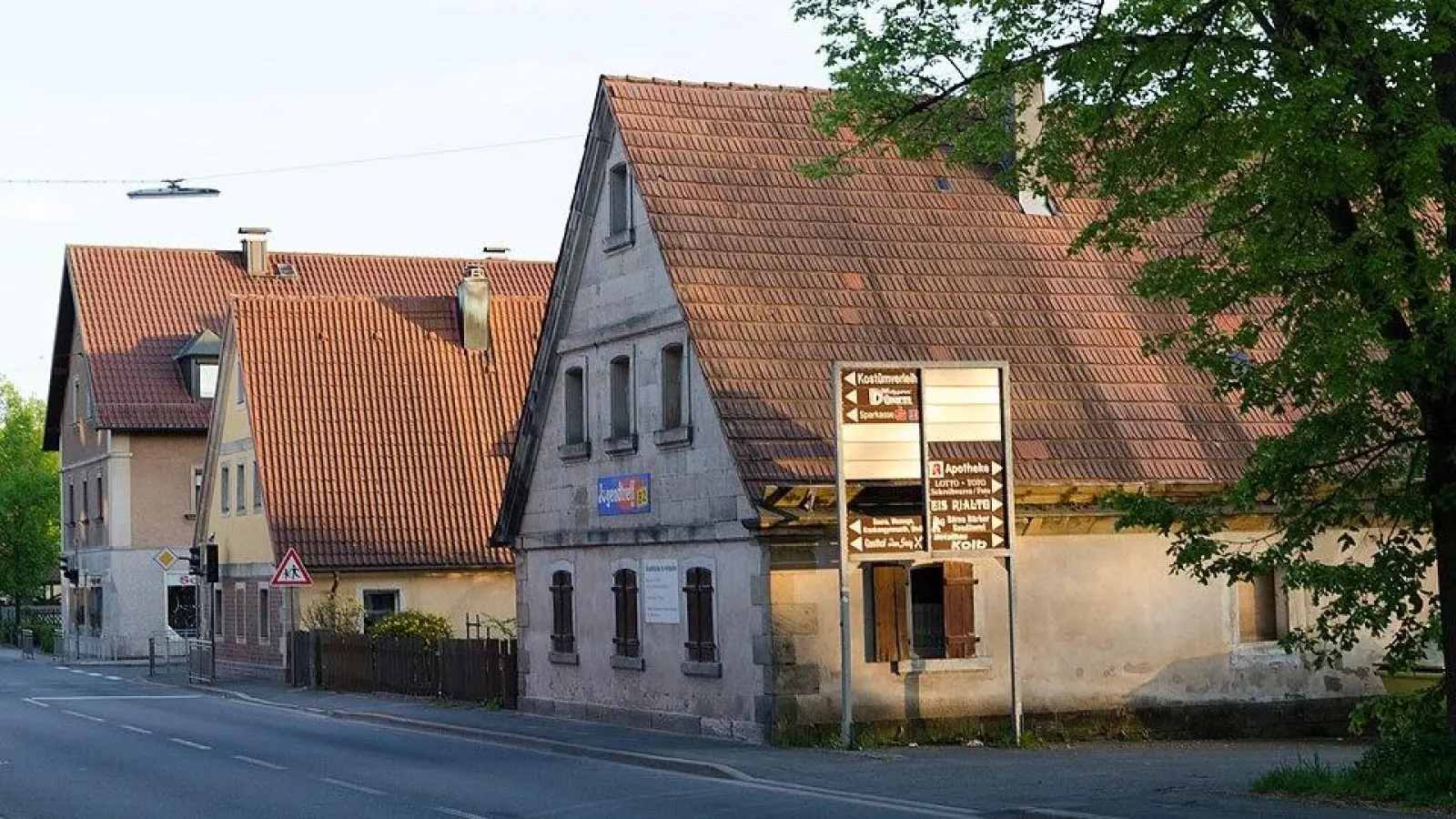 Das Gebäude Bad Bernecker Straße 1 in Bindlach ist von zwei recht ramponierten Häusern noch das besser erhaltene. (Foto: red)