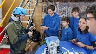 Regionale Unternehmen, Handwerksbetriebe, soziale Einrichtungen und Institutionen präsentierten sich mit viel Engagement und gaben spannende Einblicke in ihre Arbeitswelt. (Foto: sd)