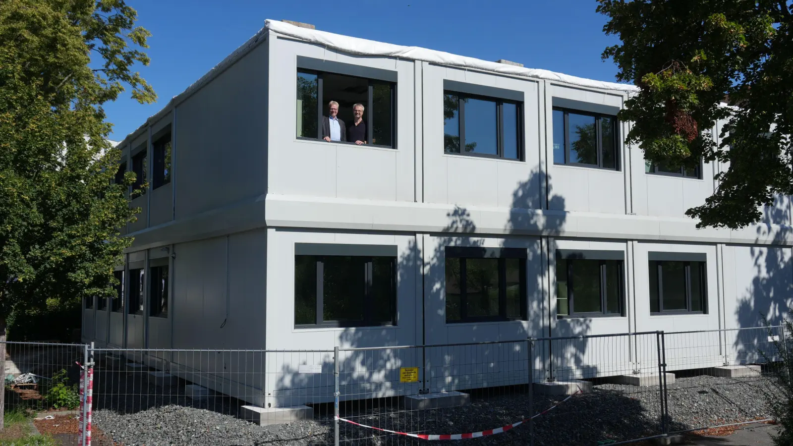 Die Arbeiten in den neuen modularen Unterrichtsräumen am Gymnasium Christian-Ernestinum verlaufen nach Plan. Ende August soll alles fertig sein. Oberbürgermeister Thomas Ebersberger (links) und Schulleiter Franz Eisentraut machten sich vor Ort ein Bild von den Umbaumaßnahmen. (Foto: Stadt Bayreuth)