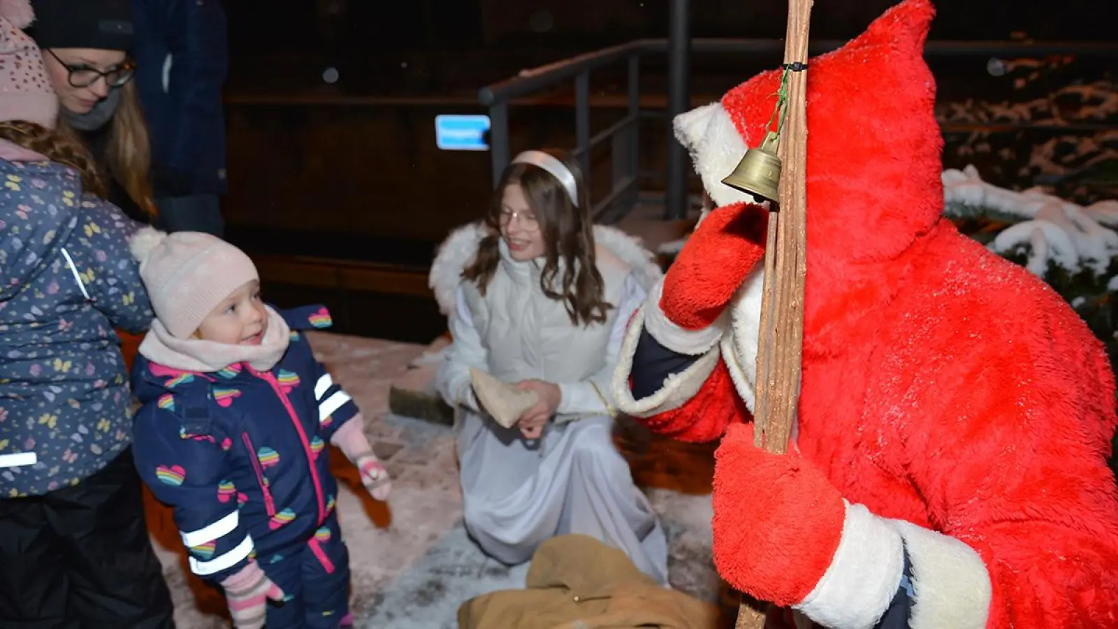 Große Sache für kleine Kinder: Nikolaus und Christkind beim Obernseeser Christbaumeinsingen. (Foto: Dieter Jenß)
