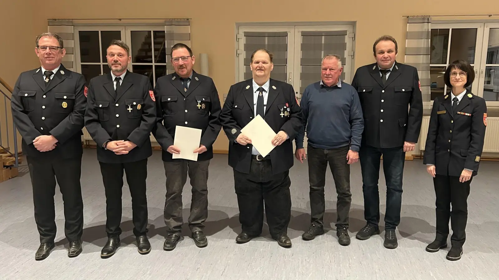 Für ihr 40-jähriges Dienstjubiläum wurden Dieter Albrecht (Dritter von links) aus Culmberg und Hans Bär (Vierter von links) aus Unternschreez von KBI Kerstin Schmidt (rechts) und Bürgermeister Robert Pensel (Dritter von rechts) geehrt. Zu den Gratulanten gehörten auch Kommandant Enrico Süß (Zweiter von links), sein Stellvertreter Stefan Deinert (links) und der Vorsitzende der Feuerwehr Unternschreez, Christian Becker (Zweiter von rechts). Foto: Feuerwehr Unternschreez (Foto: uf)