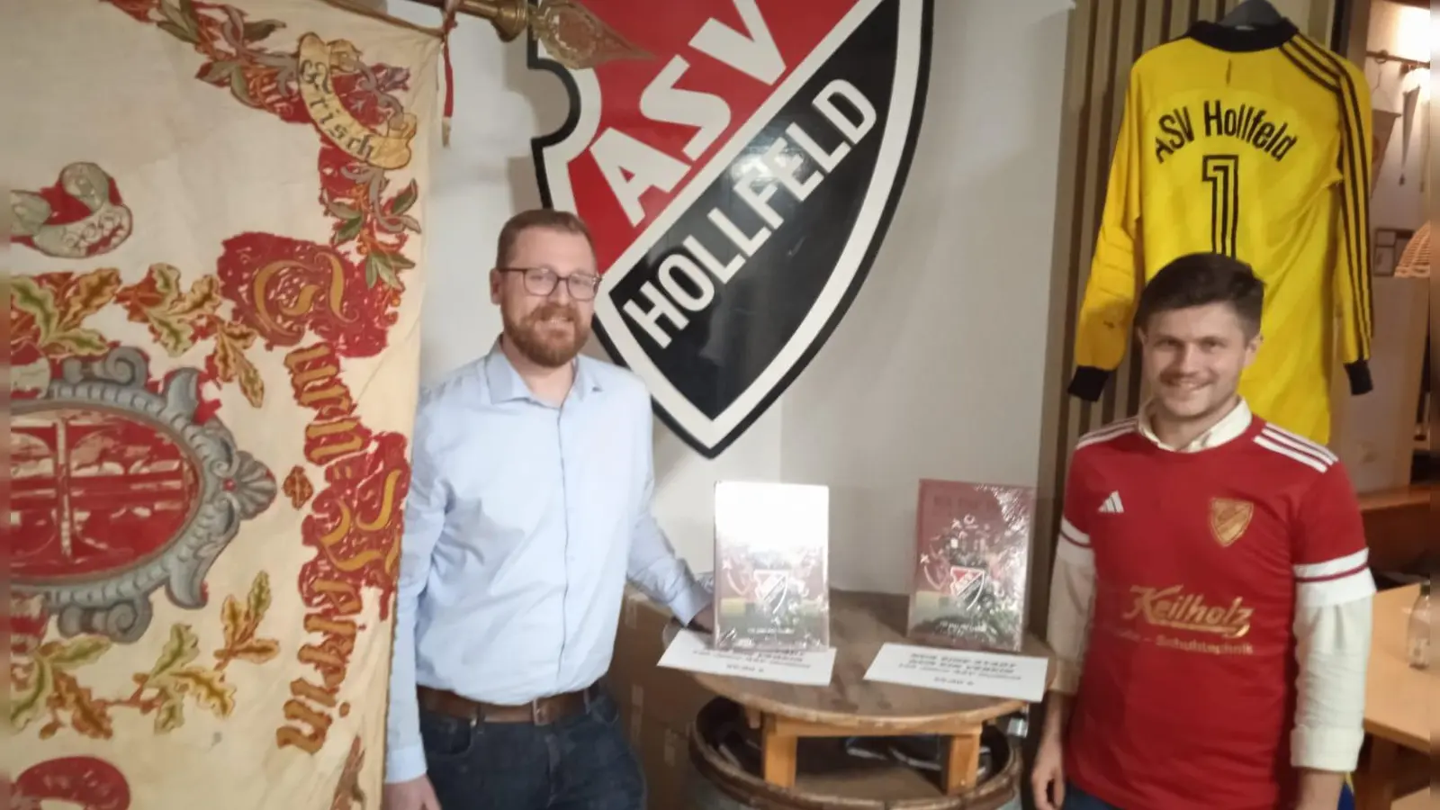 Autor Dr. Oliver Kruk (rechts) und ASV-Vorsitzender Markus Täuber bei der Vorstellung der neuen, 130 Seiten starken Vereinschronik in Buchform des ASV Hollfeld. (Foto: Roland Schmidt)
