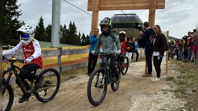 Los geht’s: Die ersten Mountainbiker testen die neuen Trails am Ochsenkopf. (Foto: Landratsamt Bayreuth)