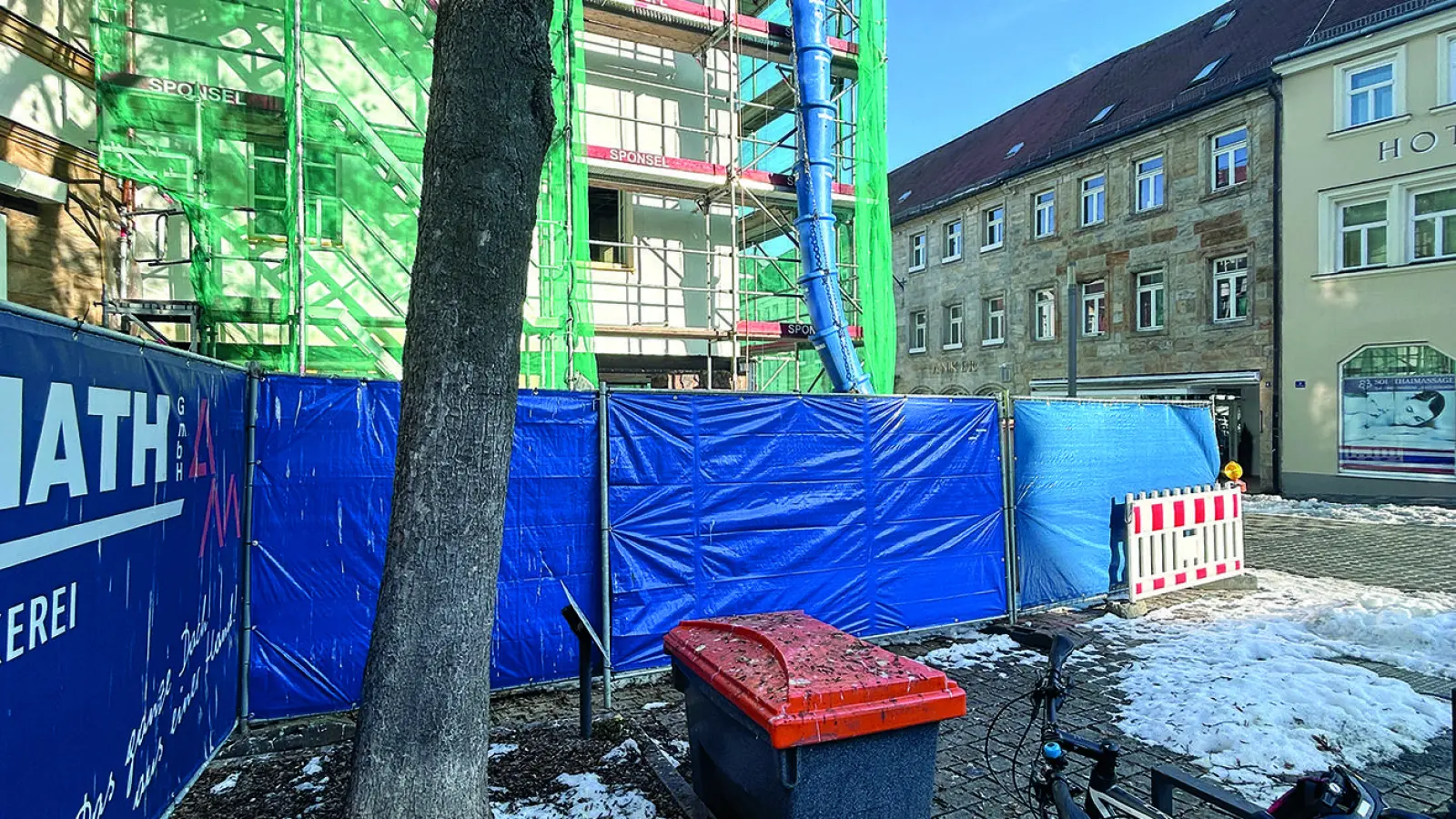 In eine Bodenplatte eingelassen, reagiert das das akustische Mahnmal eigentlich auf Bewegung. Die Baustelle löst wohl den Dauerbetrieb aus. (Foto: gmu)