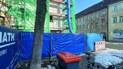In eine Bodenplatte eingelassen, reagiert das das akustische Mahnmal eigentlich auf Bewegung. Die Baustelle löst wohl den Dauerbetrieb aus. (Foto: gmu)