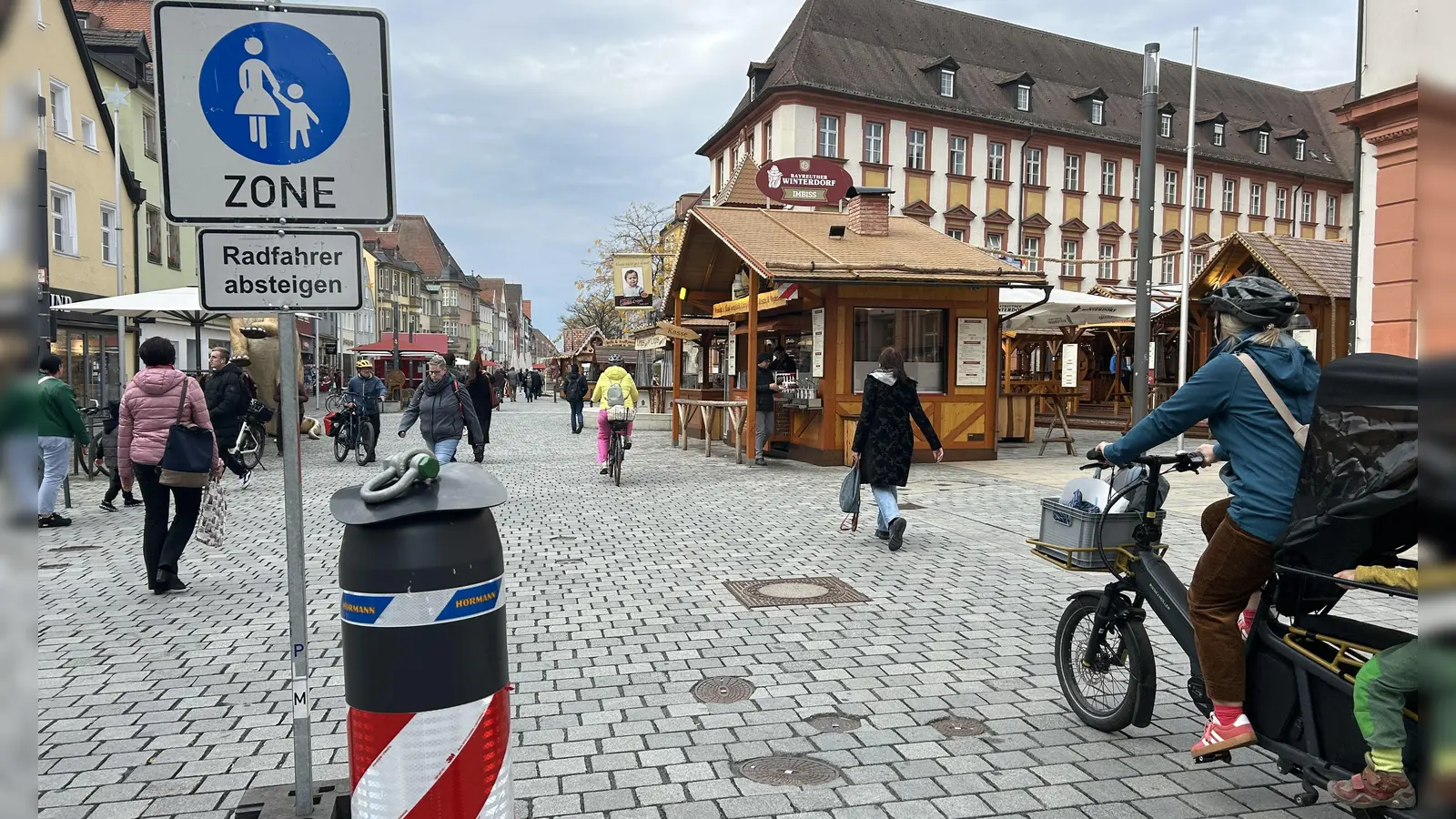 Winterdorf Bayreuth: Trotz Verbotsschild steigt kaum ein Radfahrer ab.  (Foto: jm)
