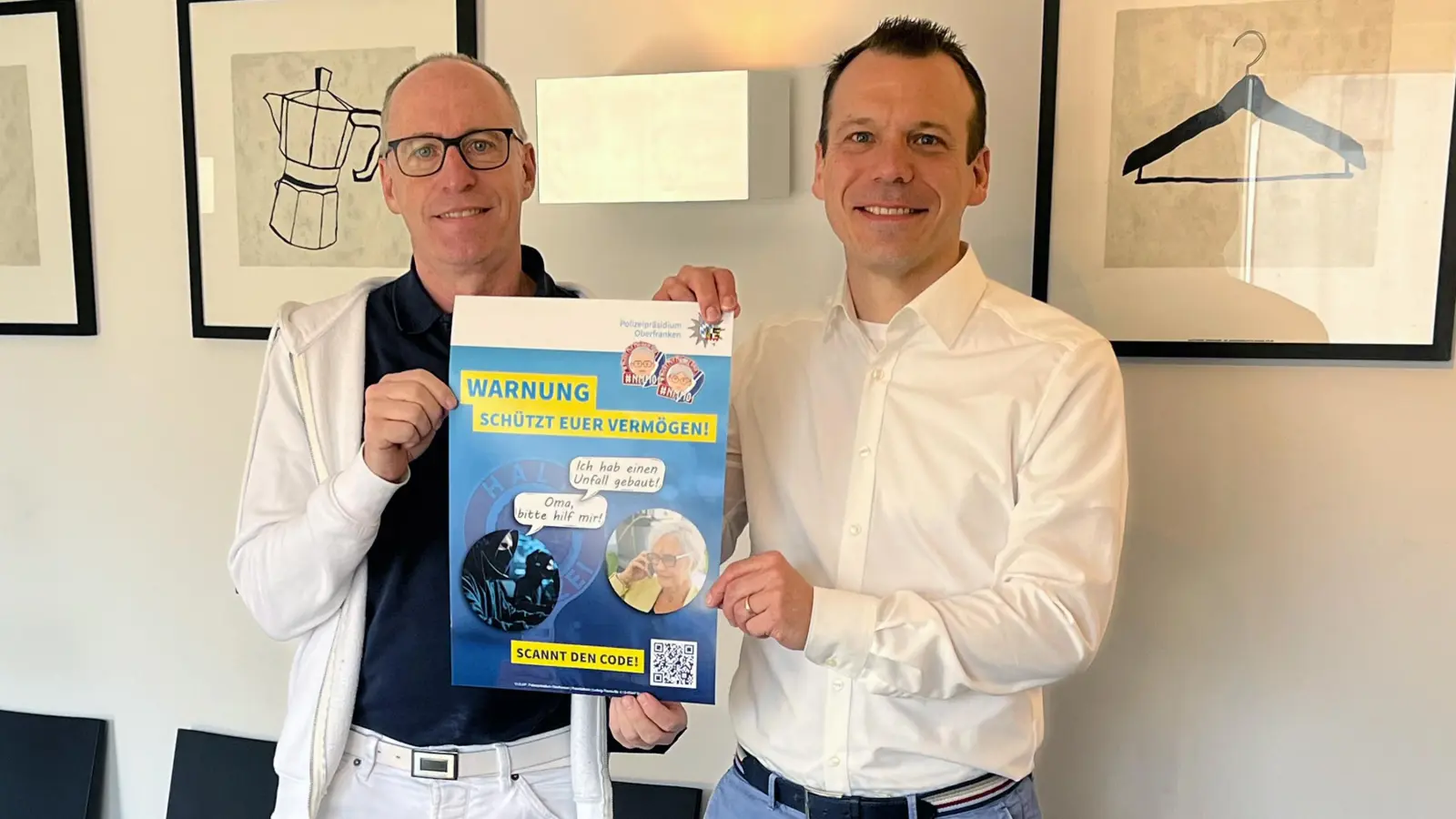 V.l.: Dr. Ingo Rausch und Dominik Klose - die ersten Plakate hängen  (Foto: Polizei Oberfranken )