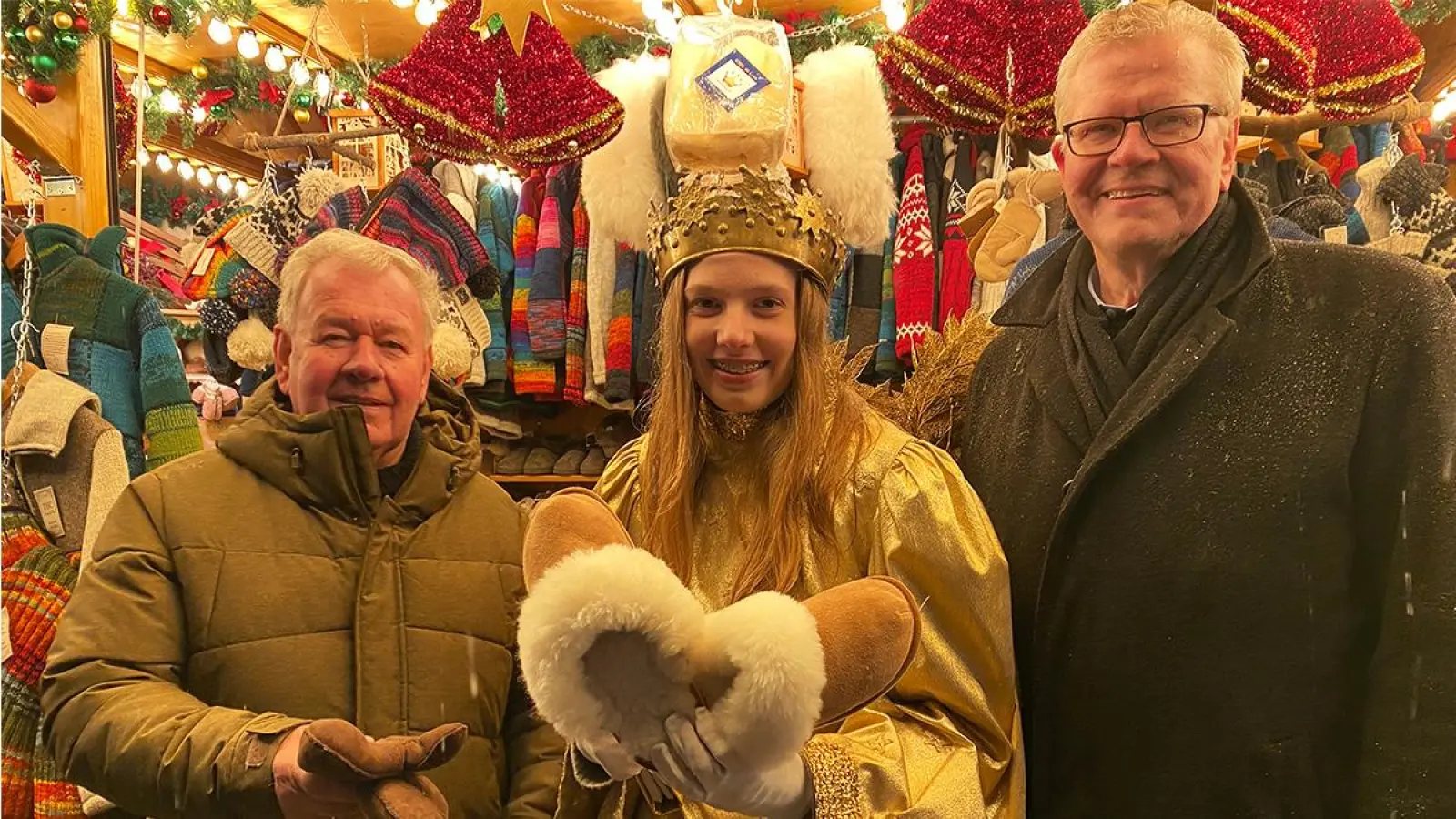 Christkind Anna Leykauf und OB Thomas Ebersberger haben sich am Stand von Familie Klotzenbücher gleich mal beraten lassen, um auf dem Christkindlesmarkt nicht zu frieren.  (Foto: jm)