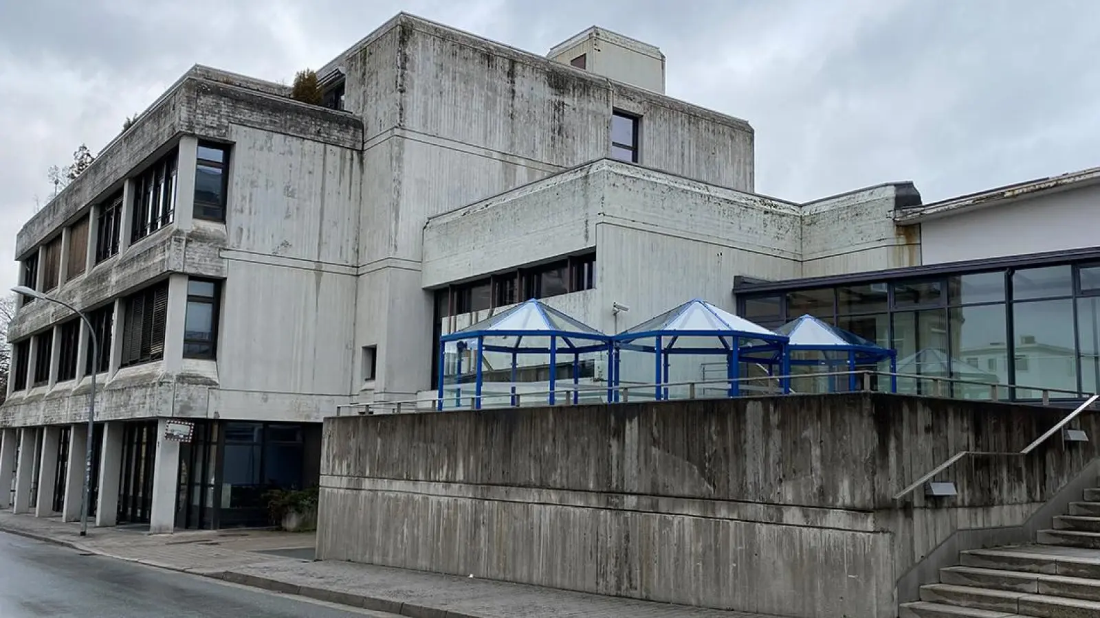 Betonbau von 1976: Das Bildungszentrum in der Friedrich-von-Schiller-Straße wird abgerissen. Foto: Lenkeit (Foto: Lenkeit)