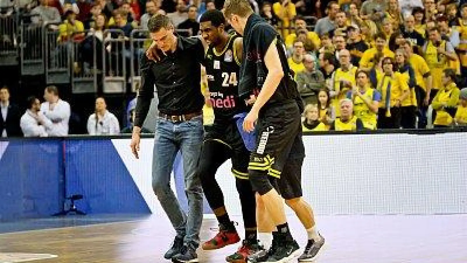 De’Mon Brooks muss gestützt das Feld verlassen. Foto: Thorsten Ochs. (Foto: inBayreuth.de)