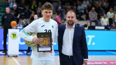 Neben seinen sechs Einsätzen für den BBC Bayreuth wurde Jonathan Zeisberger (links) am Rande des letzten Bayreuther Saison-Heimspiels gegen Bochum für seine herausragende Leistung bei den Oberhaching Tropics als „Youngster of the Year” in der ProB ausgezeichnet. (Foto: BBC Bayreuth/Peter Kolb)