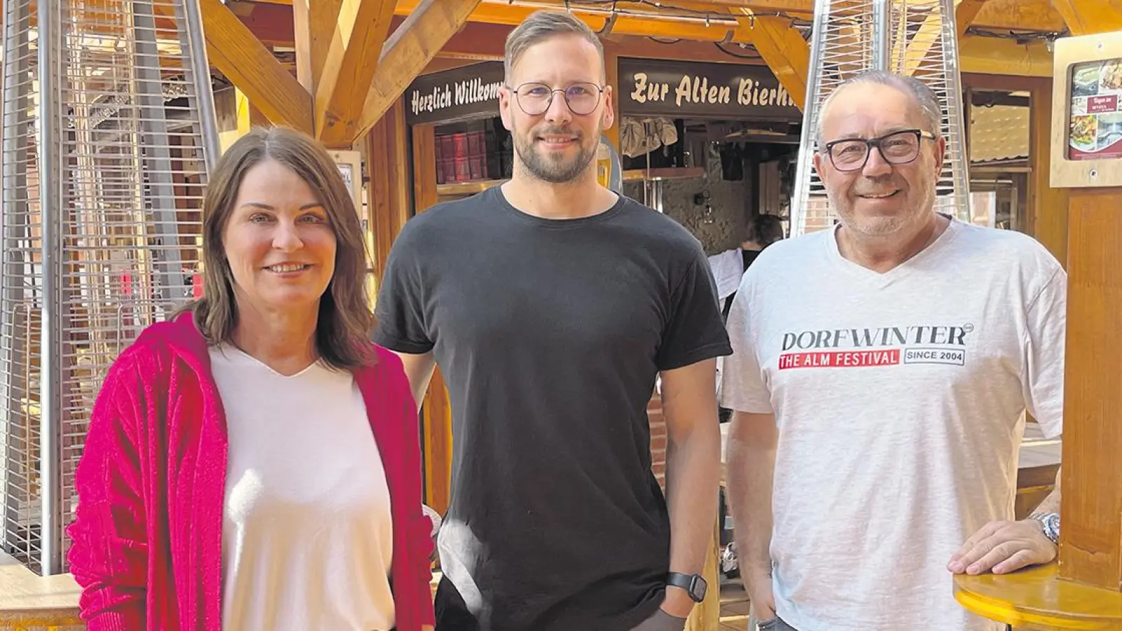 Sorgen dafür, dass der Betrieb rund läuft: V.l.: Heide Vogel und Sohn Max sowie Winterdorf-Gründer Dieter Reil. (Foto: Munzert)