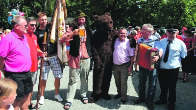 Foto: Bärenkerwa Verein- Der Bindlacher Bär – hier neben seinem „Treiber“ (Foto: inBayreuth.de)