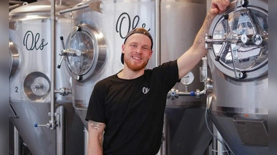 Braumeister Julian Springer an den Kesseln, die für ihn die Welt bedeuten. Das Foto entstand in der Ols-Brauerei in Oldenburg.  (Foto: uf)