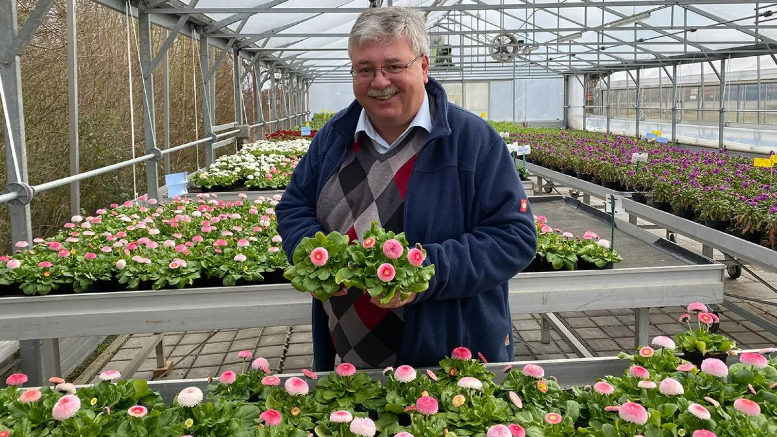 Der Herr der Blumen: Stadtgartenamtsleiter Robert Pfeifer setzt auf pflegeleichte Schmuckbepflanzung im Bayreuther Stadtbild. (Foto: Lenkeit)