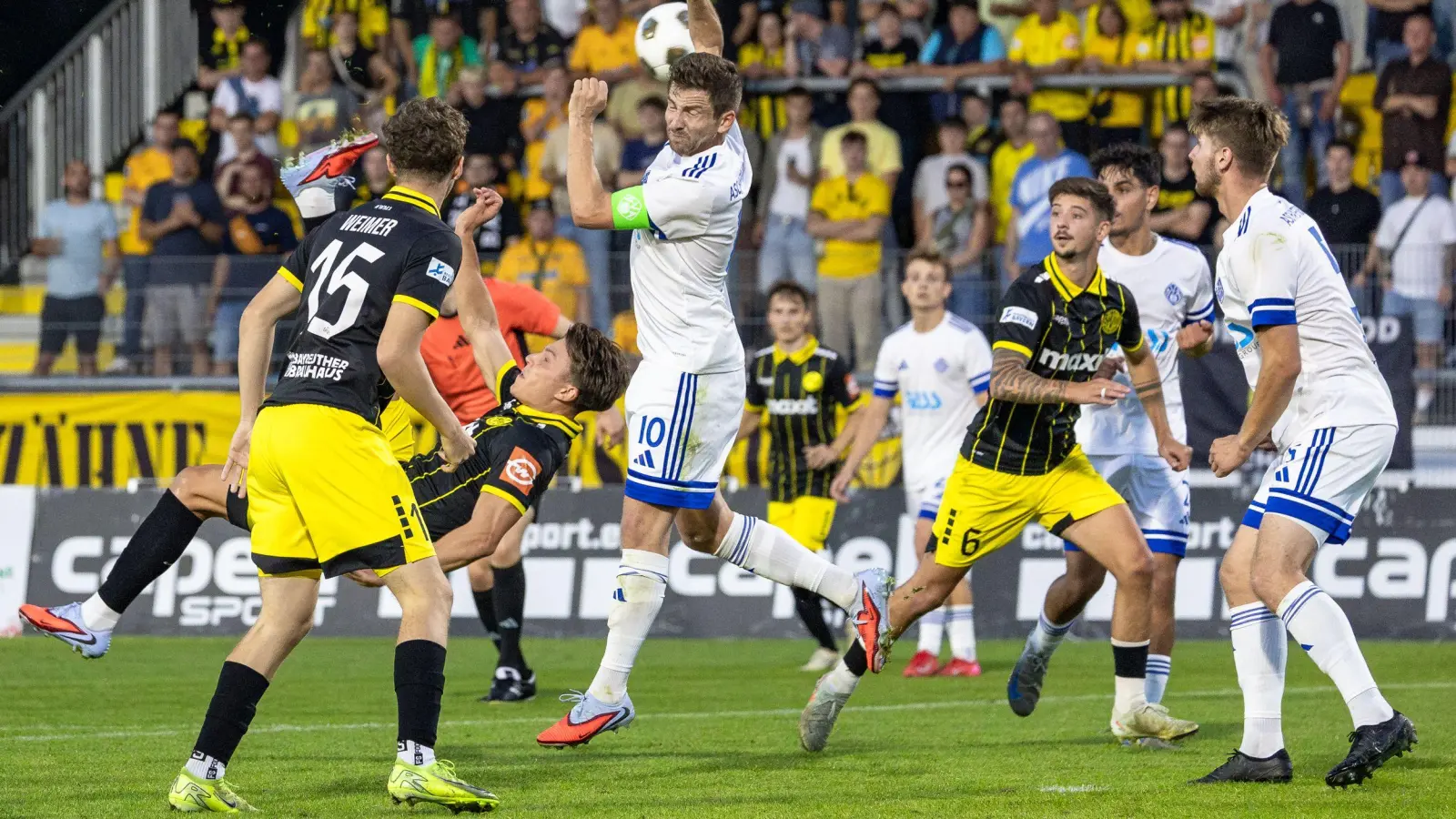 Hart umkämpft war bereits das Hinspiel zwischen der SpVgg Bayreuth und Viktoria Aschaffenburg, das am 8. August torlos 0:0 endete. (Foto: Dirk Ellmer)