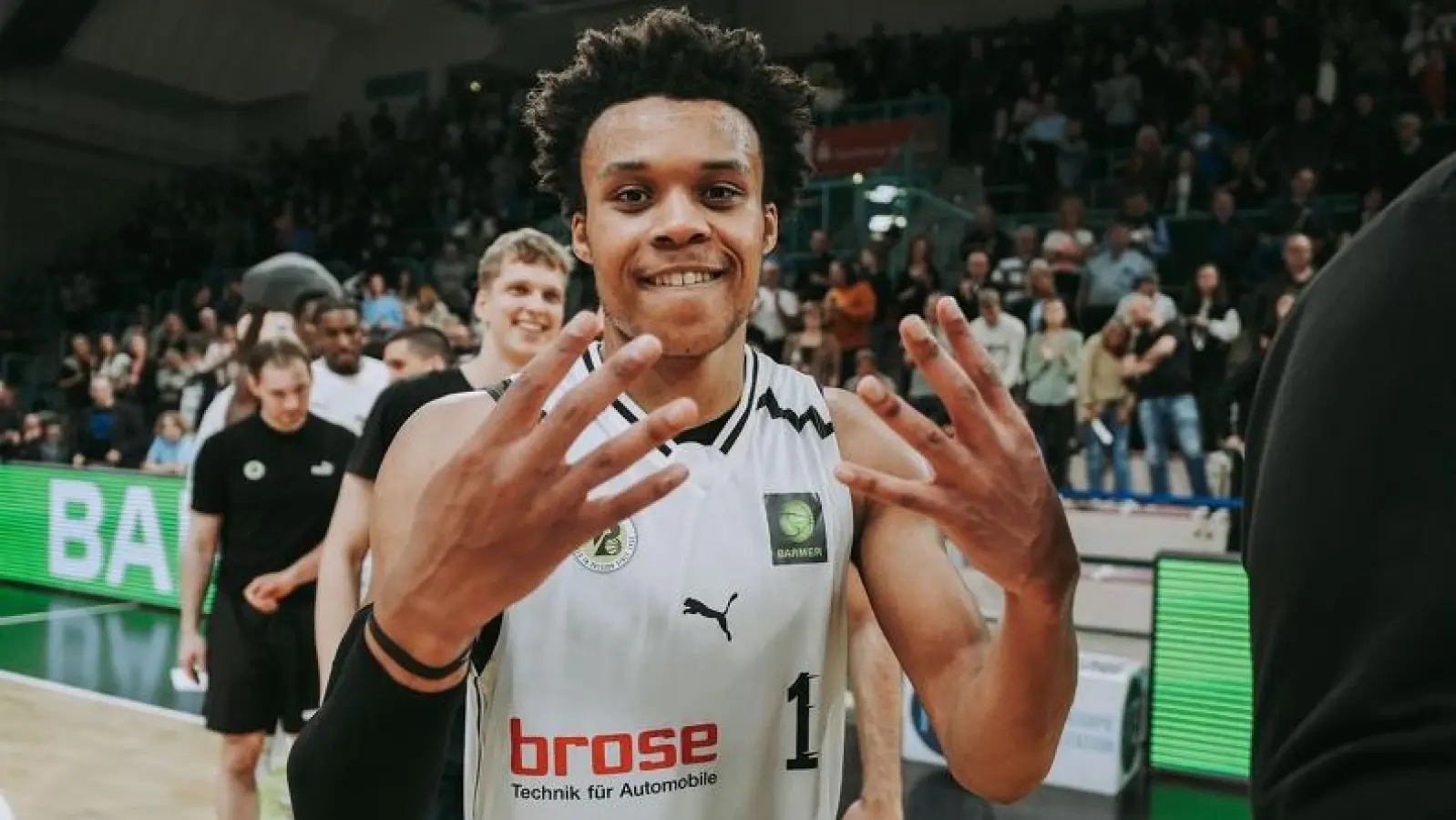 Shane Gatling jubelt nach dem Sieg des BBC gegen Dresden. (Foto: Thorsten Ochs)