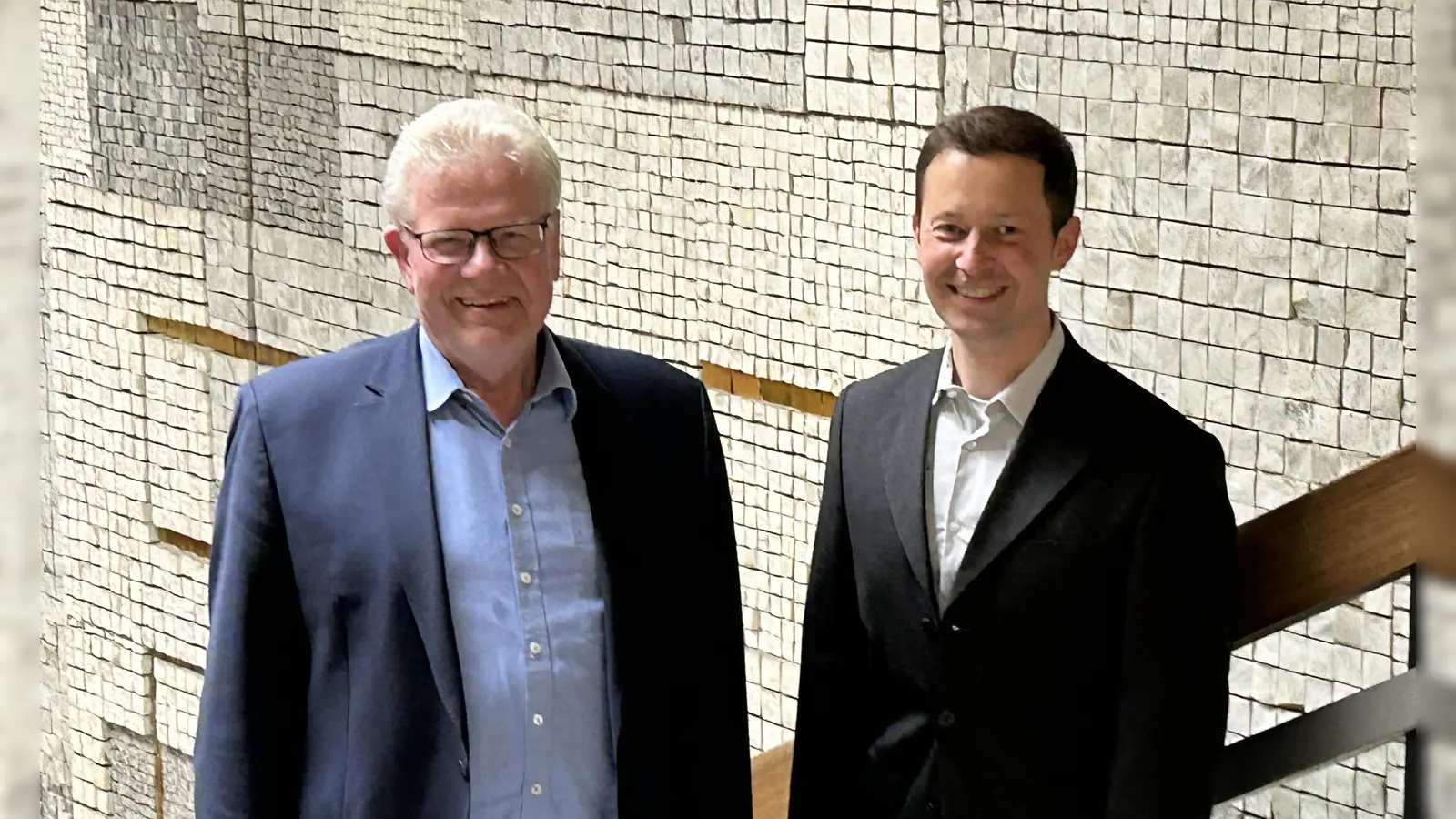 OB Thomas Ebersberger mit dem neuen Geschäftsführer der Stadtwerke Bayreuth, Markus Rützel.  (Foto: gmu)