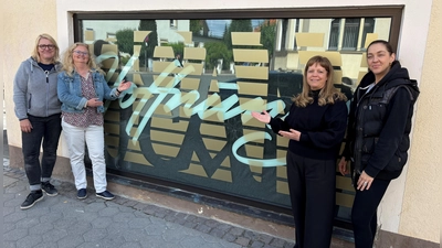 V.l.: Die Kalligrafin Andrea Wunderlich, Leerstandsmanagerin Beate Kadner-Rausch, Kultur- und Wirtschaftsreferentin Eva Bär sowie die Schriftkünstlerin Hannah Rabenstein.  (Foto: Stadt Bayreuth )