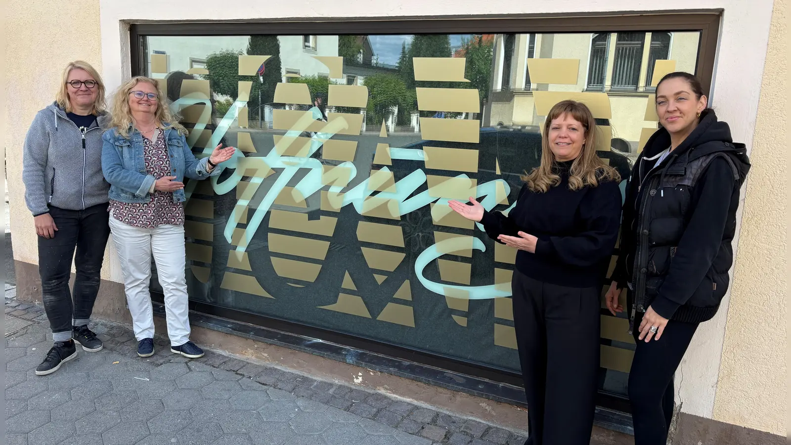 V.l.: Die Kalligrafin Andrea Wunderlich, Leerstandsmanagerin Beate Kadner-Rausch, Kultur- und Wirtschaftsreferentin Eva Bär sowie die Schriftkünstlerin Hannah Rabenstein.  (Foto: Stadt Bayreuth )
