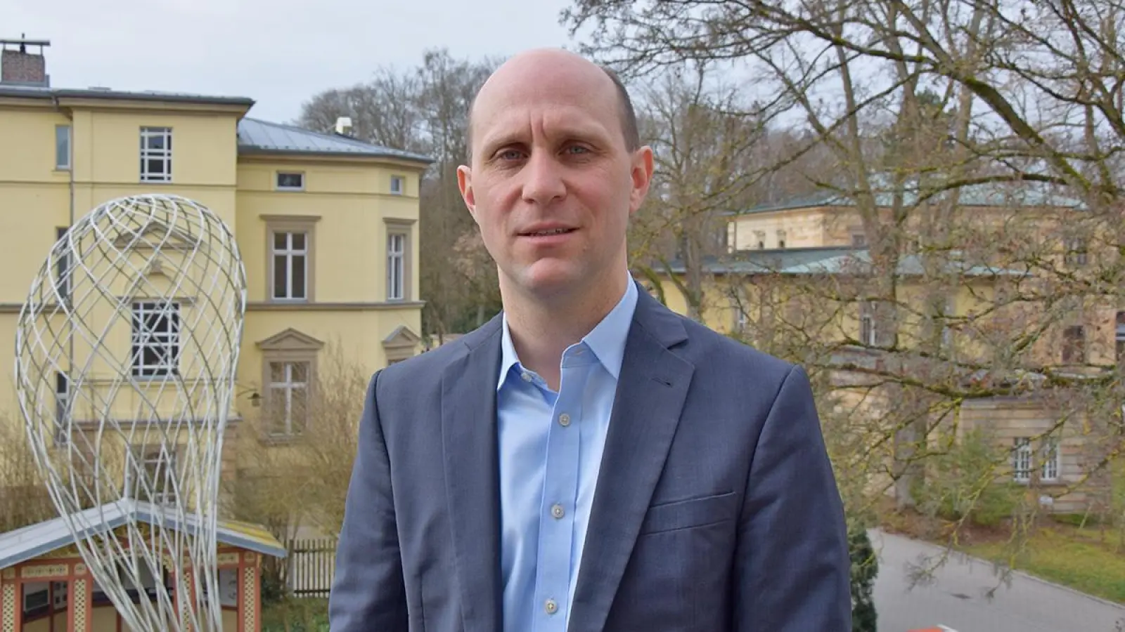 Benedikt Stegmayer auf dem Balkon des Kulturamts mit Haus Wahnfried im Hintergrund. (Foto: Lenkeit)