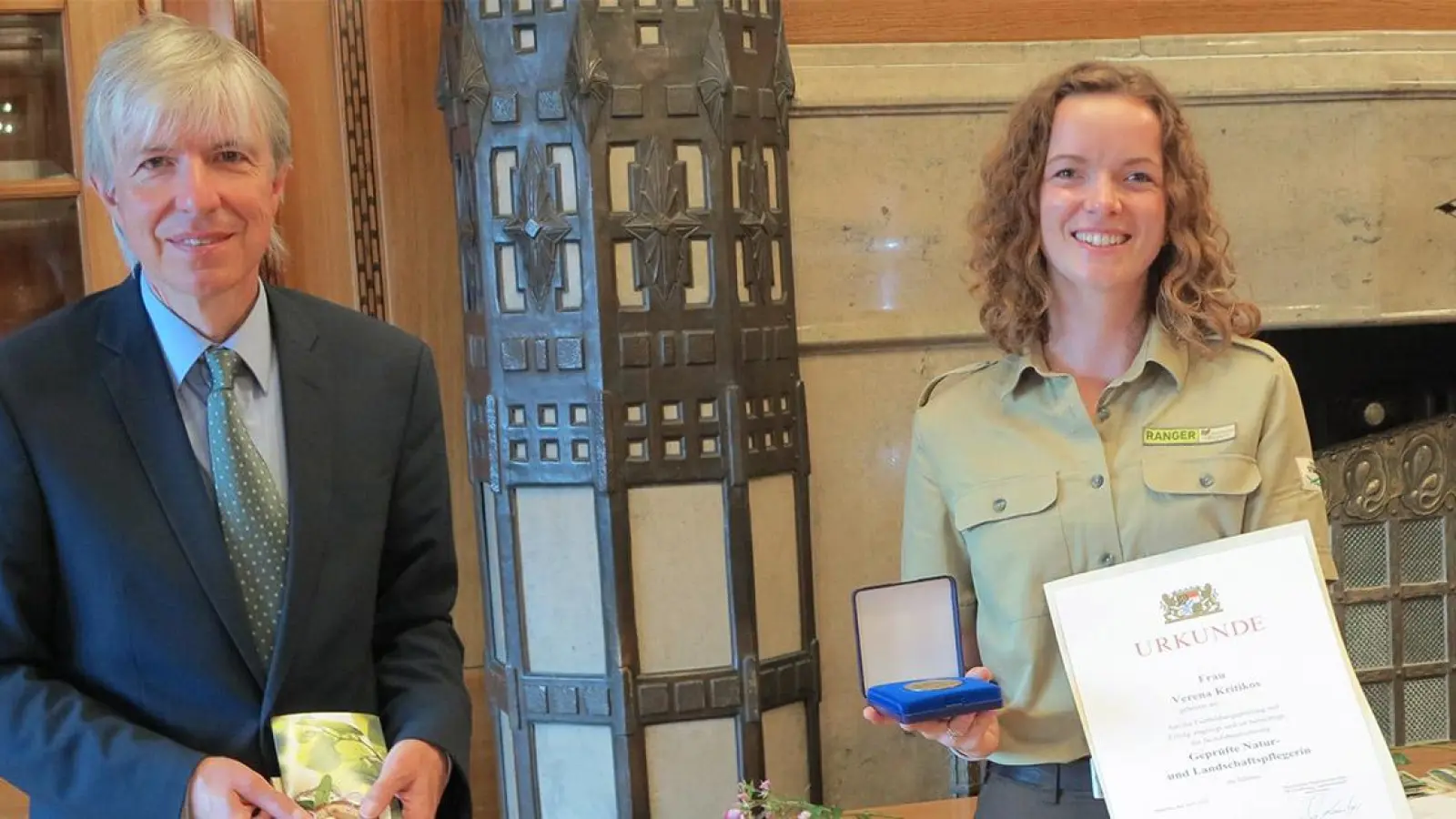 Regierungsvizepräsident Thomas Engel gemeinsam mit der Jahrgangsbesten Verena Kritikos (Foto: Burkhard Traub, Regierung von Oberfranken)