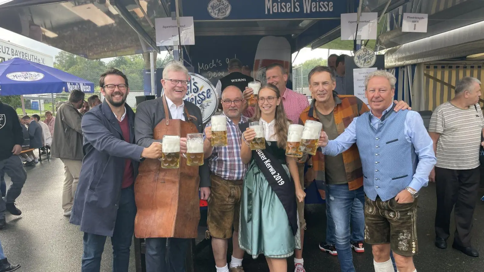 OB Thomas Ebersberger (zweiter von links) eröffnete mit dem Bieranstich heute Abend die Kreuzer Kerwa. Mit im Bild weitere Ehrengäste. (Foto: Gabi Munzert)