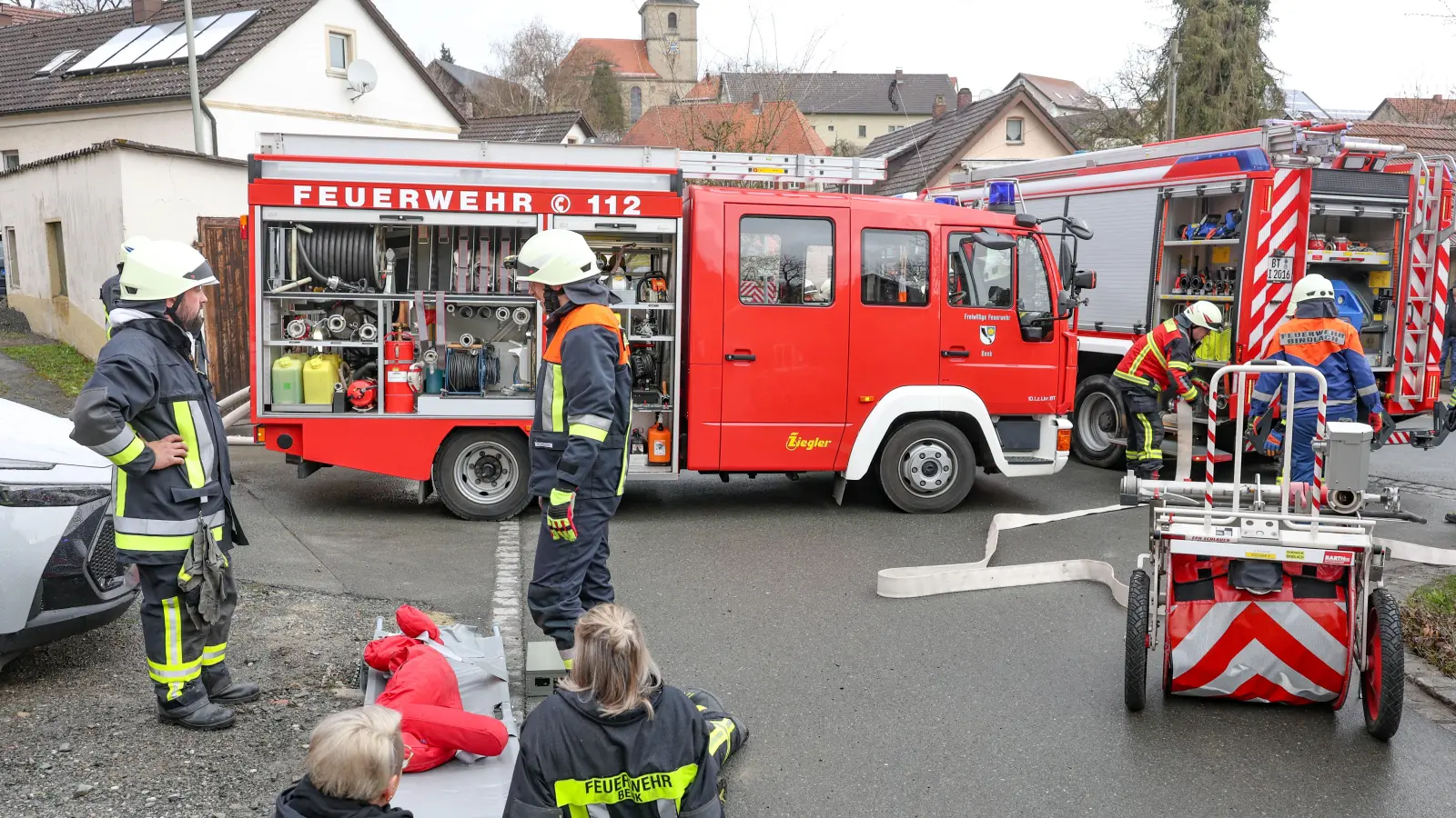Das Szenario war anspruchsvoll. Angenommen wurde ein Brand in einer Stallung. Die Flammen griffen auf ein angrenzendes Waldgebiet über. Mehrere Personen galten als vermisst. (Foto: sd)