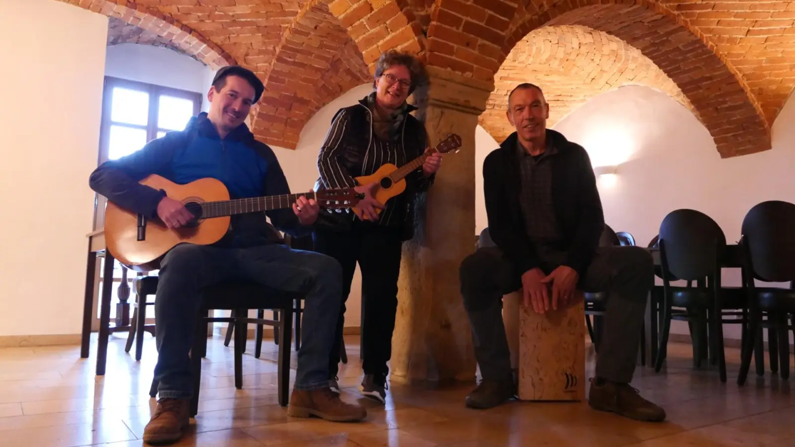 Im historischen Gutshof Mengersdorf soll es künftig viel Live-Musik geben. Das zumindest wünschen sich (v.l.n.r.) Julius Stintzing, Marion Deinlein und Wolf von Aufseß vom Verein “Heimatmacher”. (Foto: Horst Mayer)