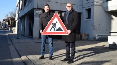 Baustelle voraus: IHK-Hauptgeschäftsführer Wolfram Brehm (r.) und Stellvertreter Tobias Hoffmann vor dem Bildungszentrum in der Friedrich-von-Schiller-Straße. (Foto: jle)