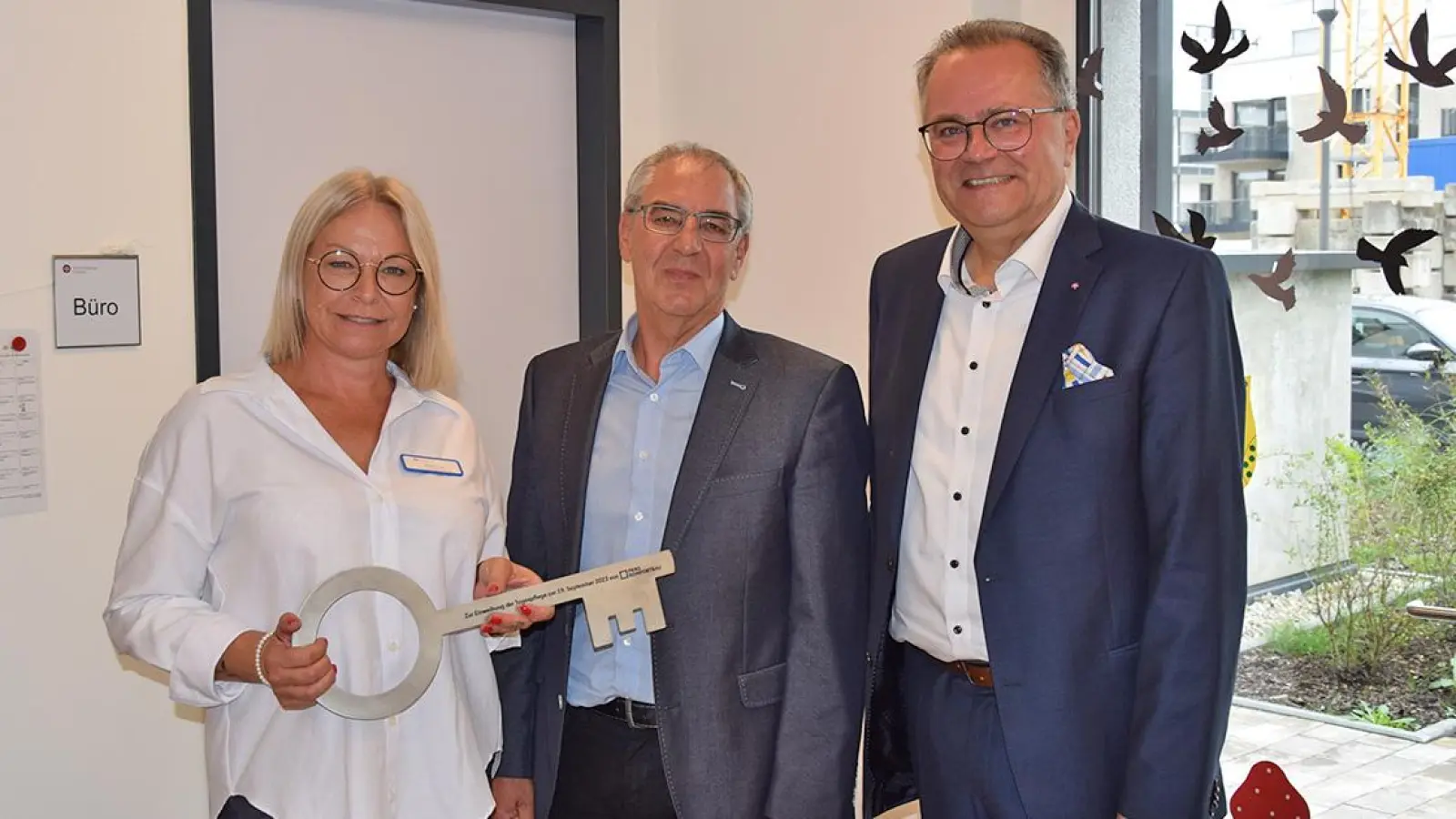 Pflegedienstleiterin Anja Trost und Vorstand Karl Schulz (re.) erhalten den symbolischen Schlüssel von Reinhold Mayer, Leiter Immobilien und Projekte bei Präg Bau Kempten. (Foto: Lenkeit)