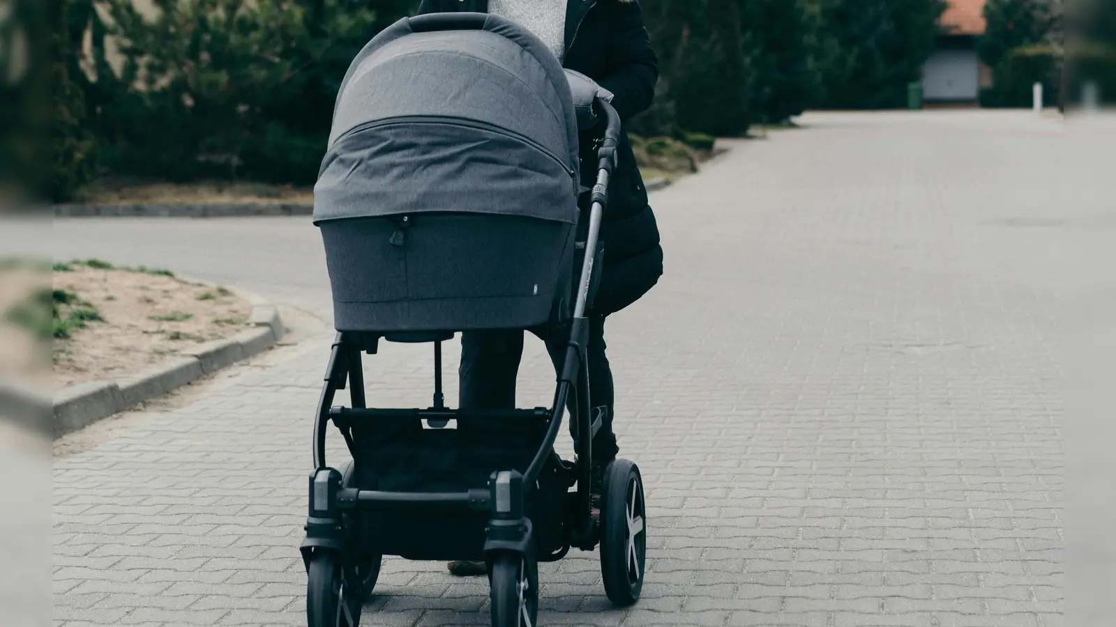 Weder Mutter noch das Kind im Kinderwagen wurden bei dem Unfall verletzt.  (Foto: red )