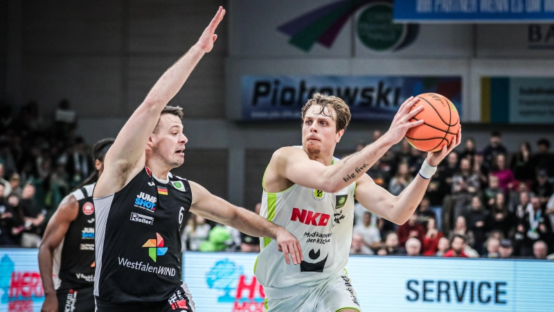 Immer mit vollem Einsatz: Lenny Liedtke (rechts, am Ball, hier im Heimspiel gegen die Paderborn Baskets) wurde zum „Youngster of the Year” in der ProA für die zu Ende gehende Saison 2025/26 gewählt. (Foto: Thorsten Ochs/ochsenfoto.de)