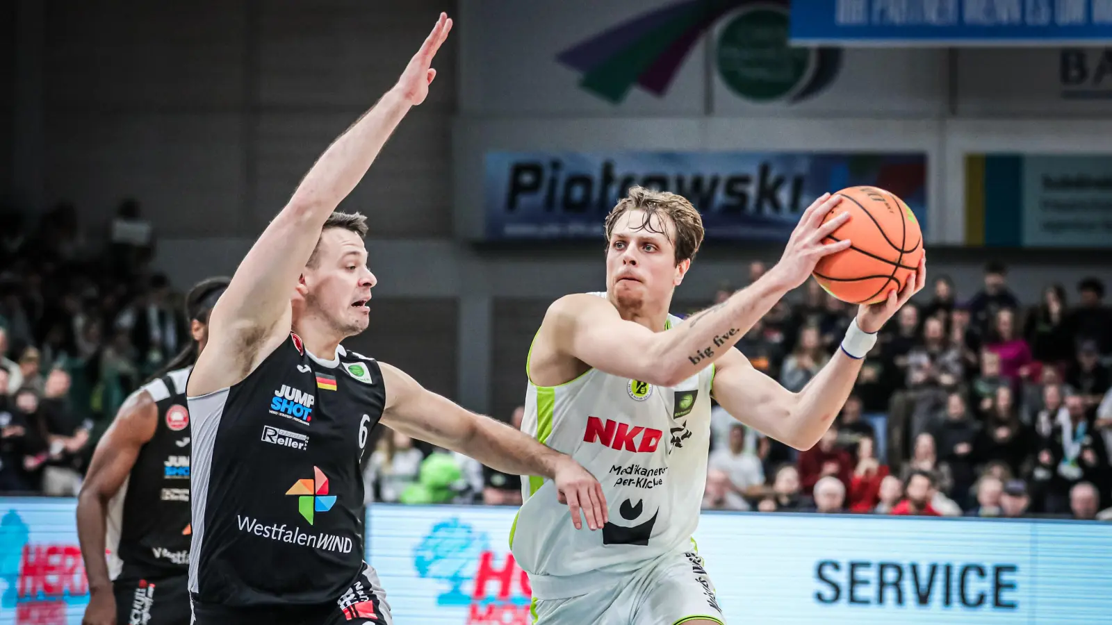 Immer mit vollem Einsatz: Lenny Liedtke (rechts, am Ball, hier im Heimspiel gegen die Paderborn Baskets) wurde zum „Youngster of the Year” in der ProA für die zu Ende gehende Saison 2025/26 gewählt. (Foto: Thorsten Ochs/ochsenfoto.de)