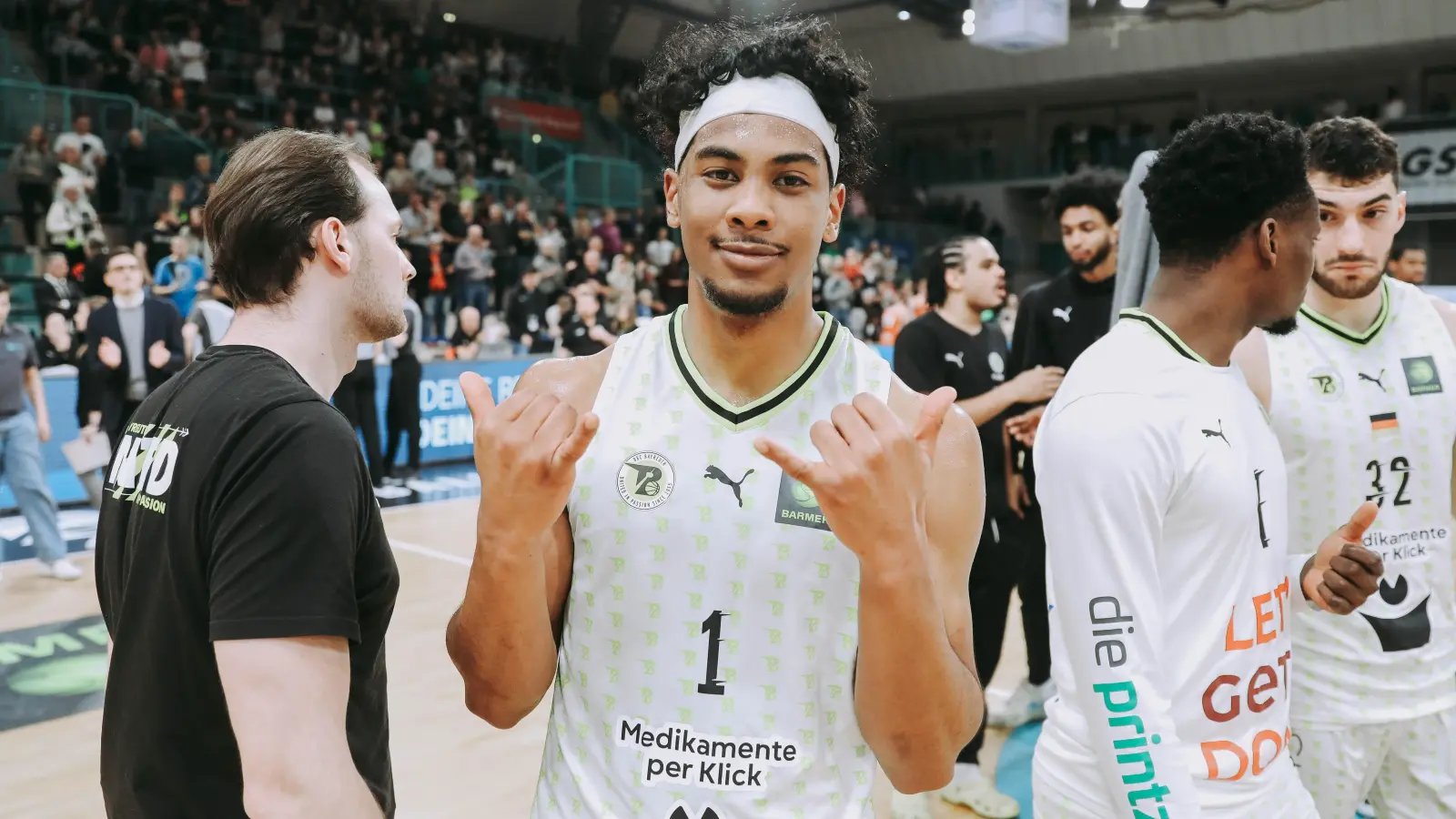 Callum Baker (Trikotnummer 1) wird ebenso wie Marios Giotis (am rechten Bildrand, Nummer 32) in der neuen Saison nicht mehr dem Kader des BBC Bayreuth angehören. (Foto: Thorsten Ochs/ochsenfoto.de)