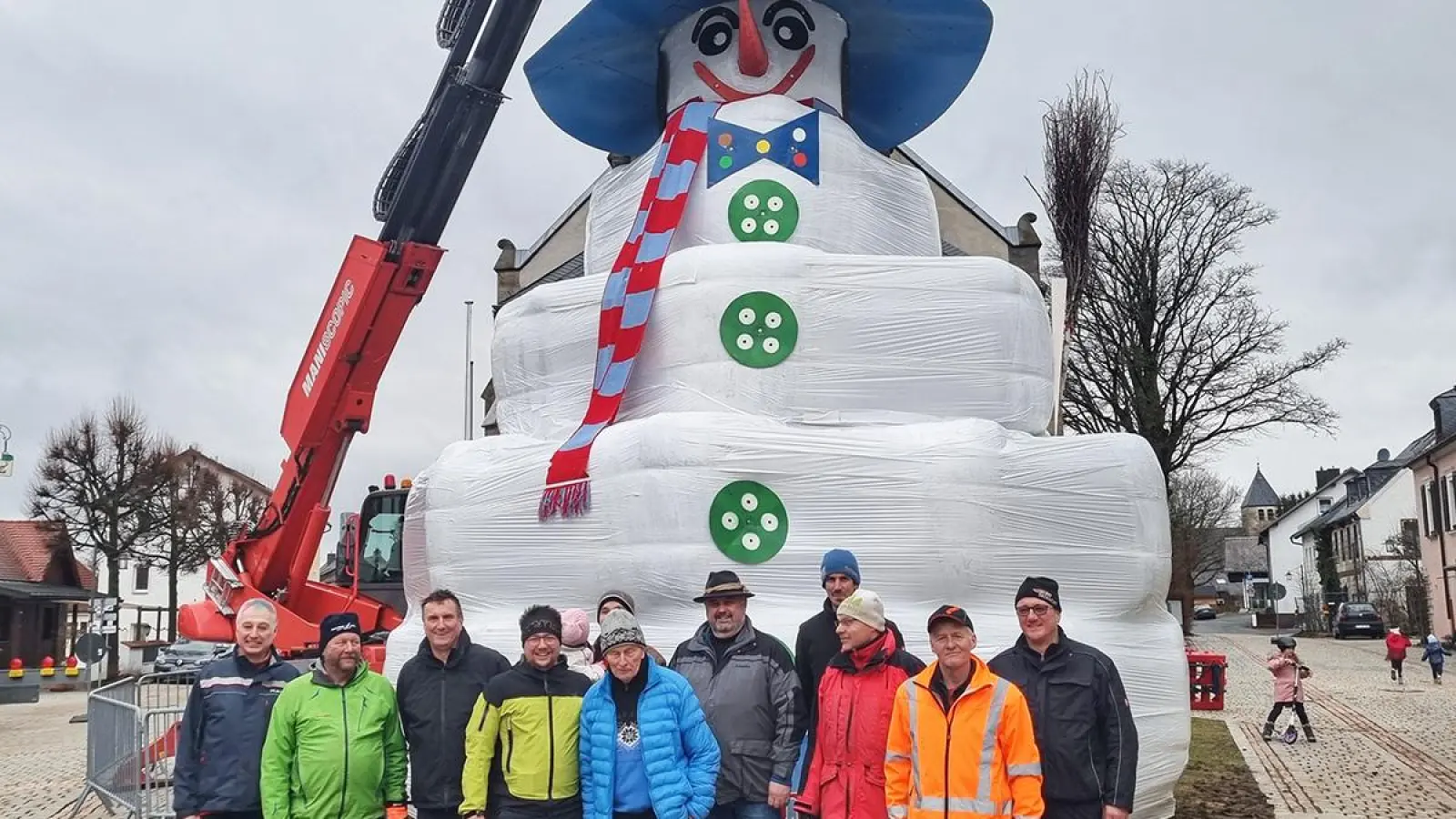 Die Schneemannbauer vor Jakob auf dem Bischofsgrüner Marktplatz am Freitag. (Foto: Wilhelm Zapf)